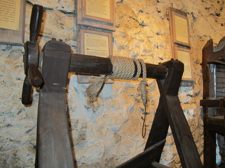 Ogrodzieniec Zamek - sala tortur - Fotka 06